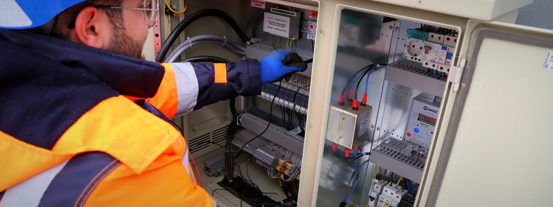 Technicien certifié IRVE en intervention sur un tableau électrique