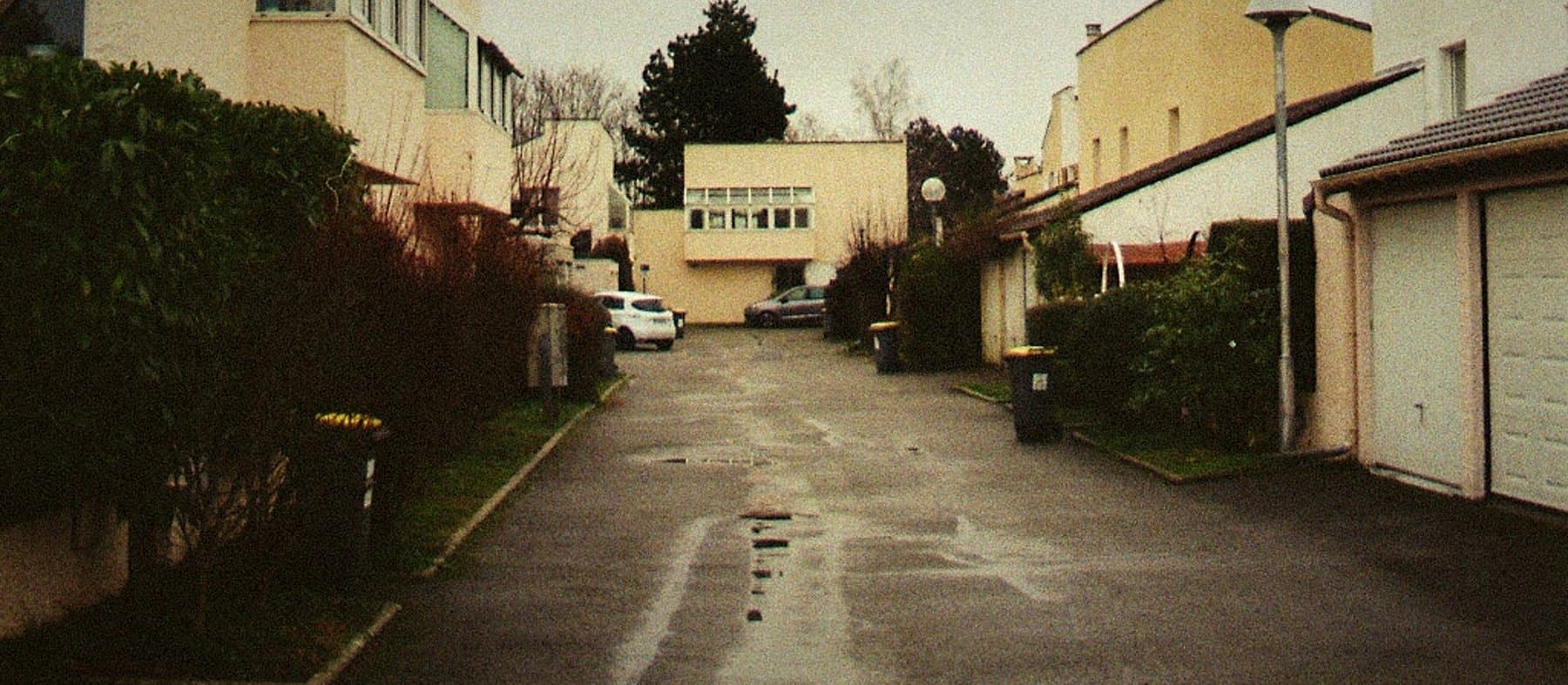 Rue résidentielle avec pavillons, illustration d'un quartier pavillonnaire type en France
